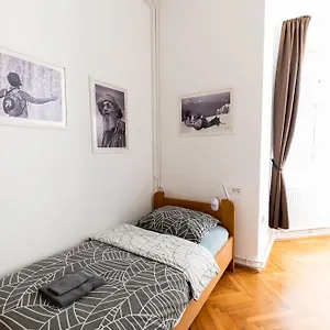 Konukevi Galeria, Ljubljana